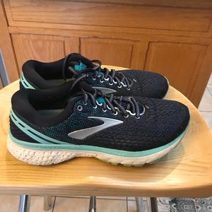 Brookes Ghost 11 wide running shoes.